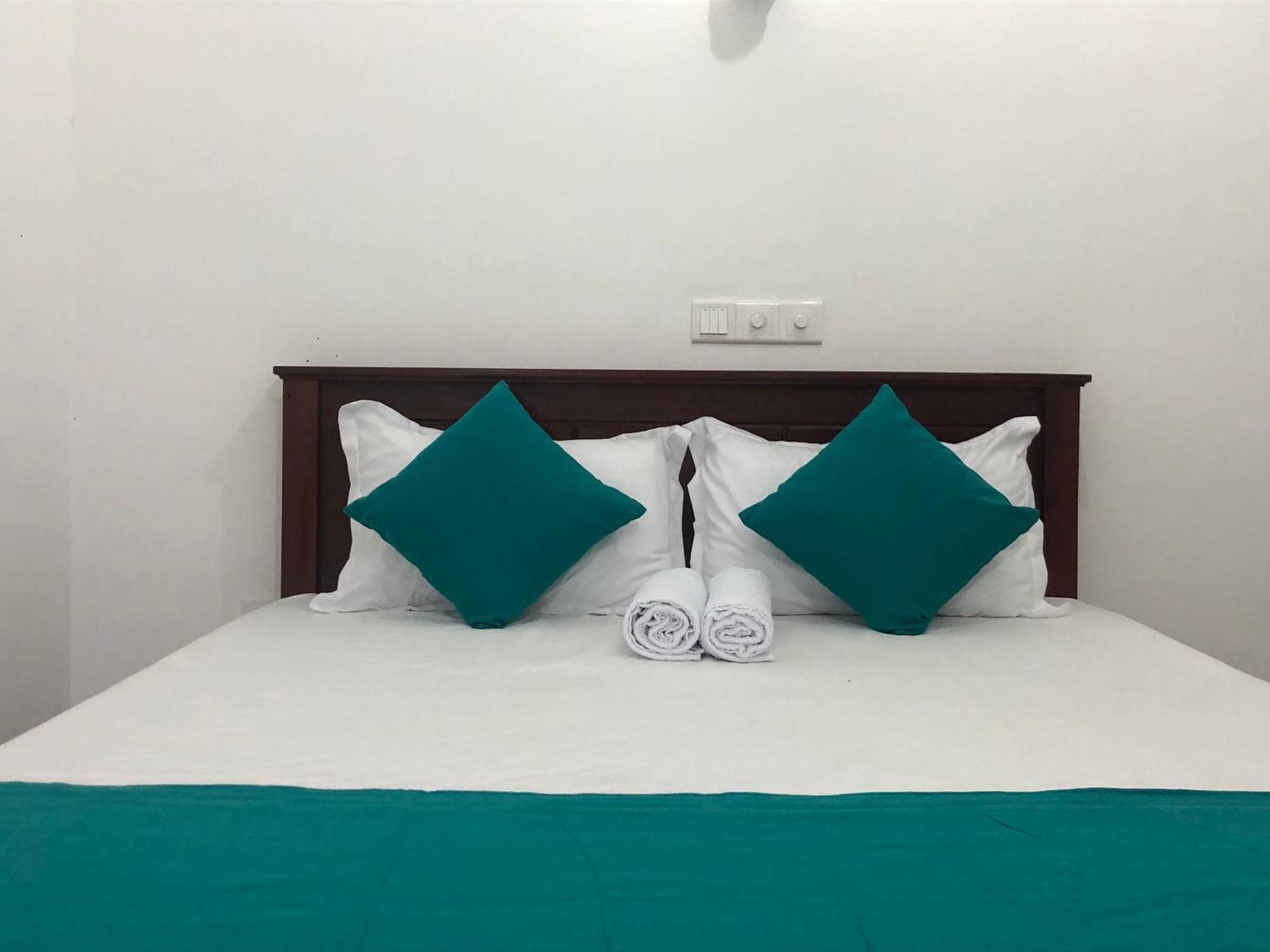 Waves Hotel Hikkaduwa Exterior photo