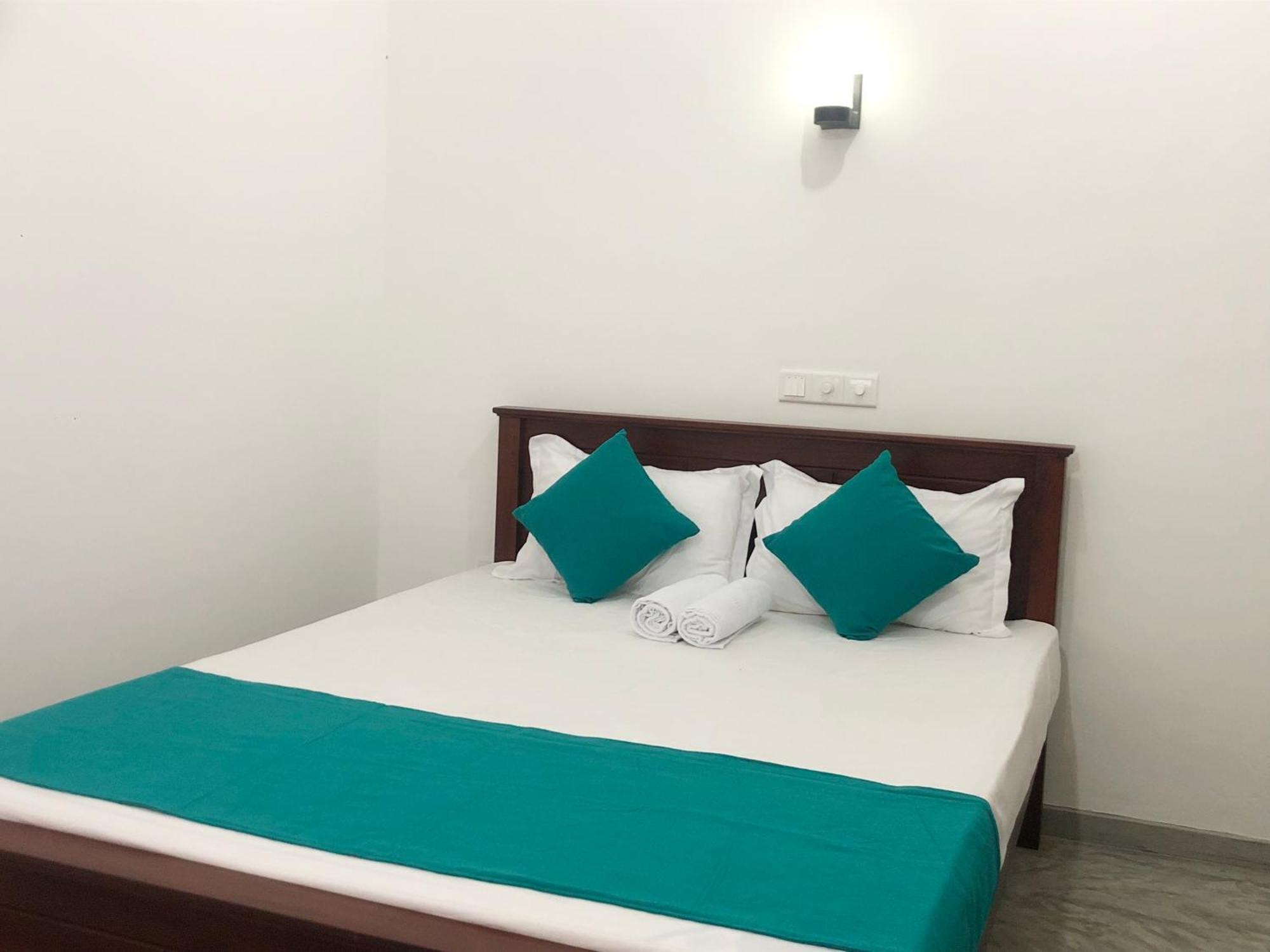 Waves Hotel Hikkaduwa Exterior photo